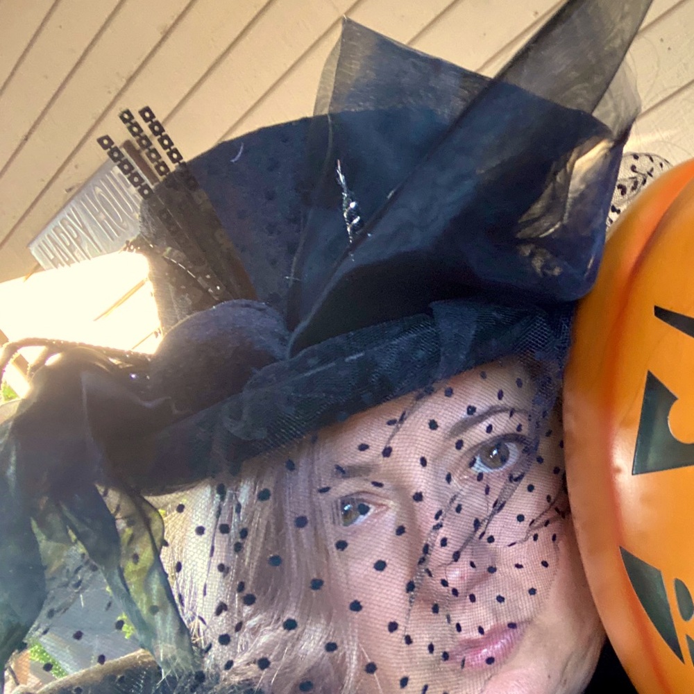 Meet your Posher, HalloweenQueenBee!